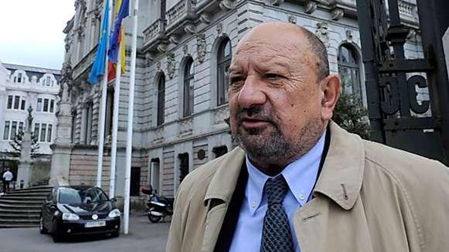 Francisco González, ayer al mediodía, delante de la Junta, en Oviedo.