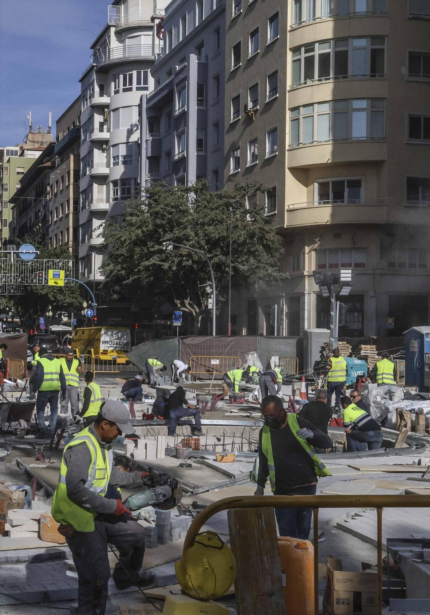 Operarios trabajando de día y de noche en el fondo de saco de la Explanada