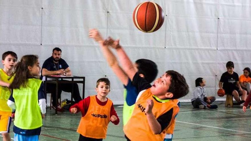 Los niños participan en la primera jornada.