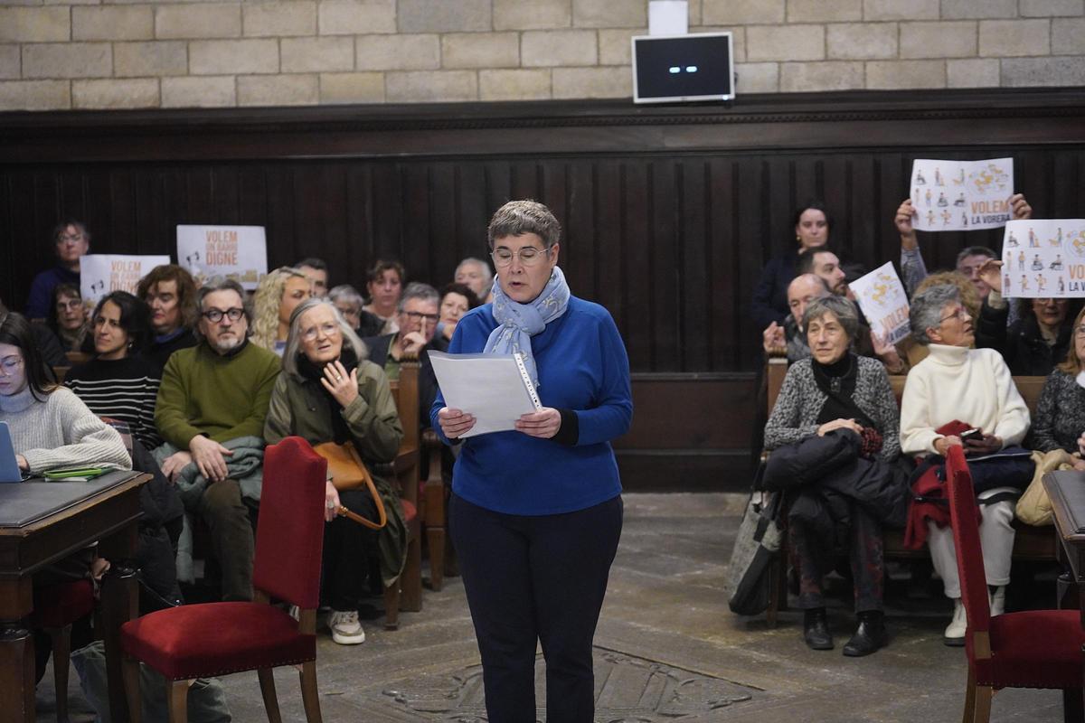 Les fotos de la protesta dels veïns de Torre Gironella davant de l'Ajuntament de Girona