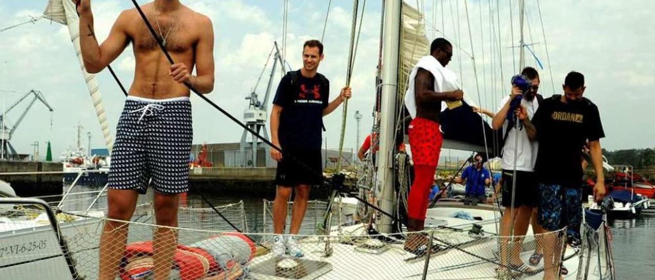 Los jugadores de UCAM Murcia descubrieron ayer los paisajes de la ría de Arousa. // Iñaki Abella