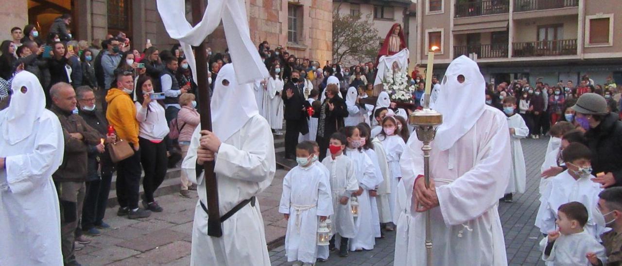 Un momento de la procesión de Cangas de Onís. | J. M. Carbajal