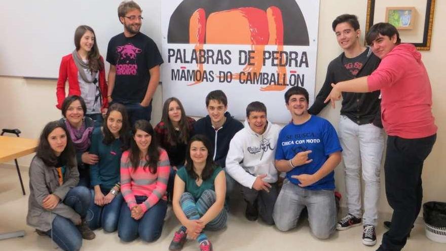 Gamy, no centro, anicado, con outros compañeiros, onte, na presentación do seu novo tema.