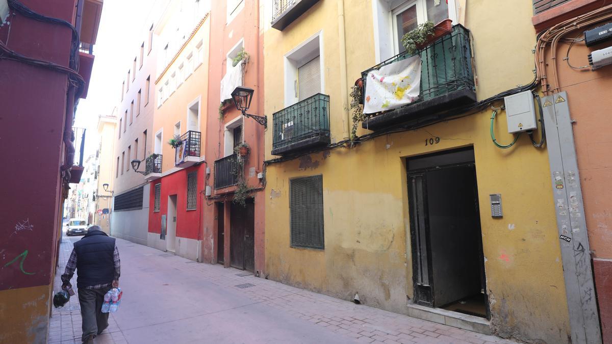 El fugado de la Justicia se metió en el 109 de la calle Las Armas para ocultarse.