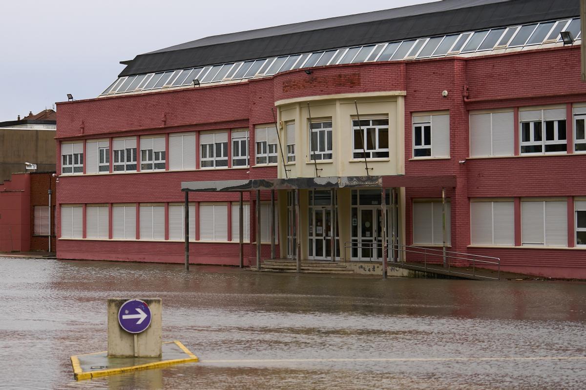 4.800 alumnos de 13 centros educativos de Cantabria se han quedado sin clases por el temporal. Precisamente en Cantabria se encuentra el municipio donde más ha llovido en las últimas horas, Ramales de la Victoria, con 50,4 litros por metros cuadrado.
