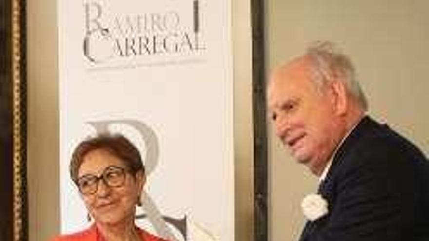 Amparo Cano recibe el premio Ramiro Carregal. // Xoán Álvarez
