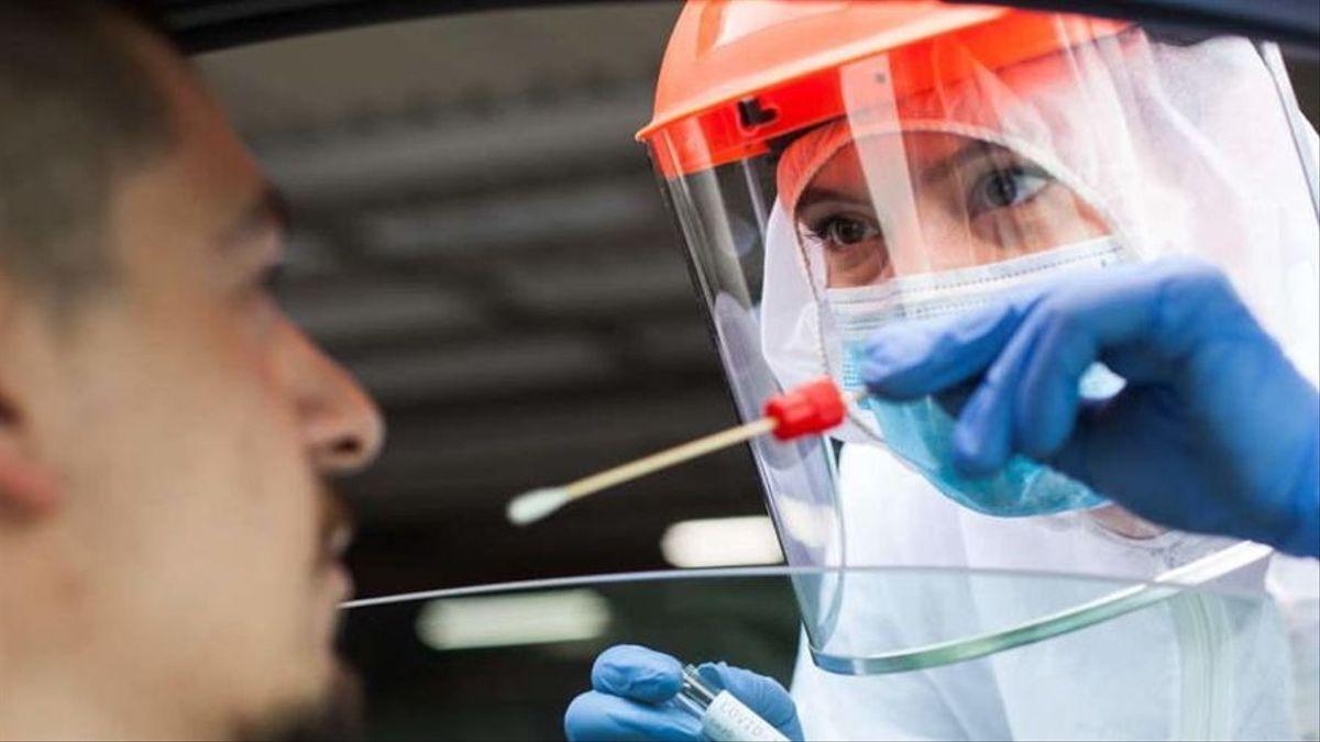 Una sanitaria realiza un cribado en Barcelona.