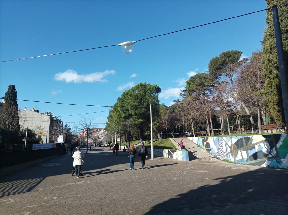 El passeig Nou sense les habituals parades dels maxats de roba i complements
