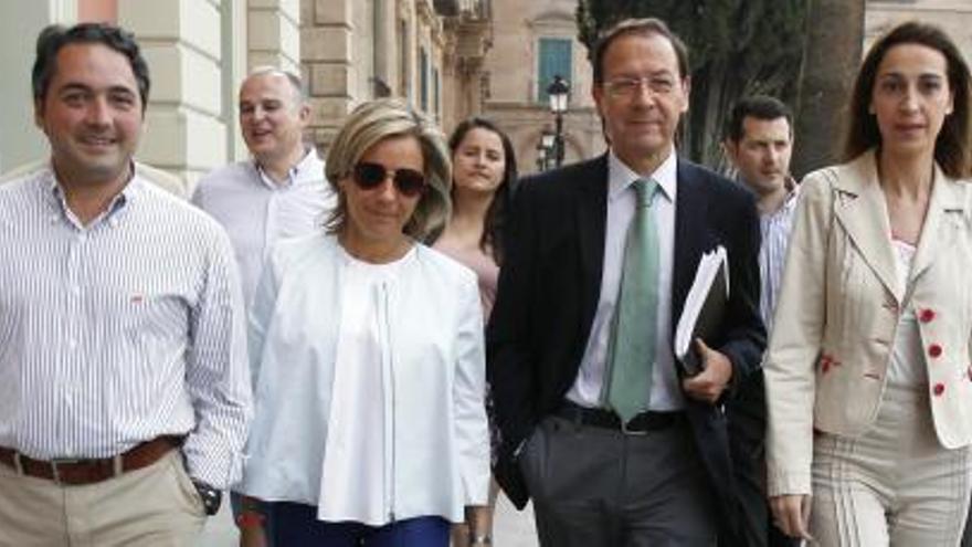 El alcalde de Murcia, Miguel Angel Cámara (3d), a su llegada hoy al ayuntamiento acompañado por concejales del Grupo Popular