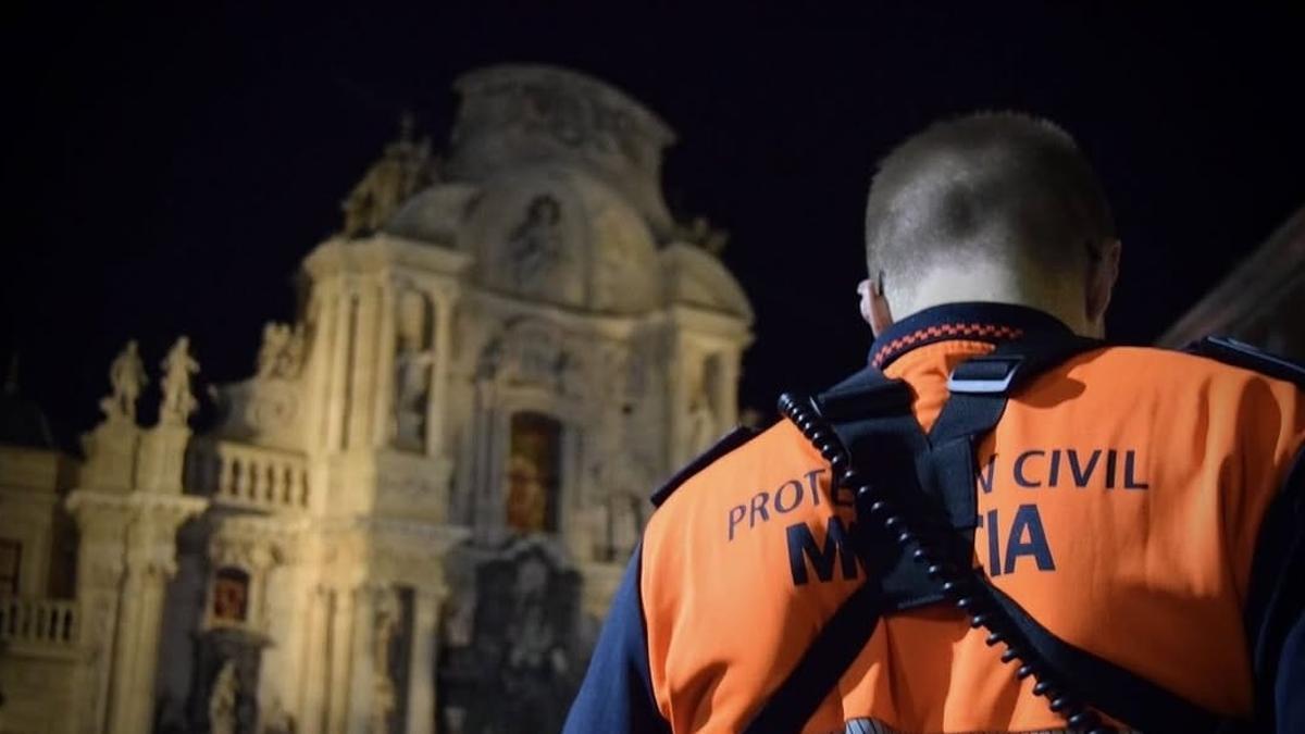 Archivo: Un efectivo de Protección Civil durante la Procesión Magna en Murcia.