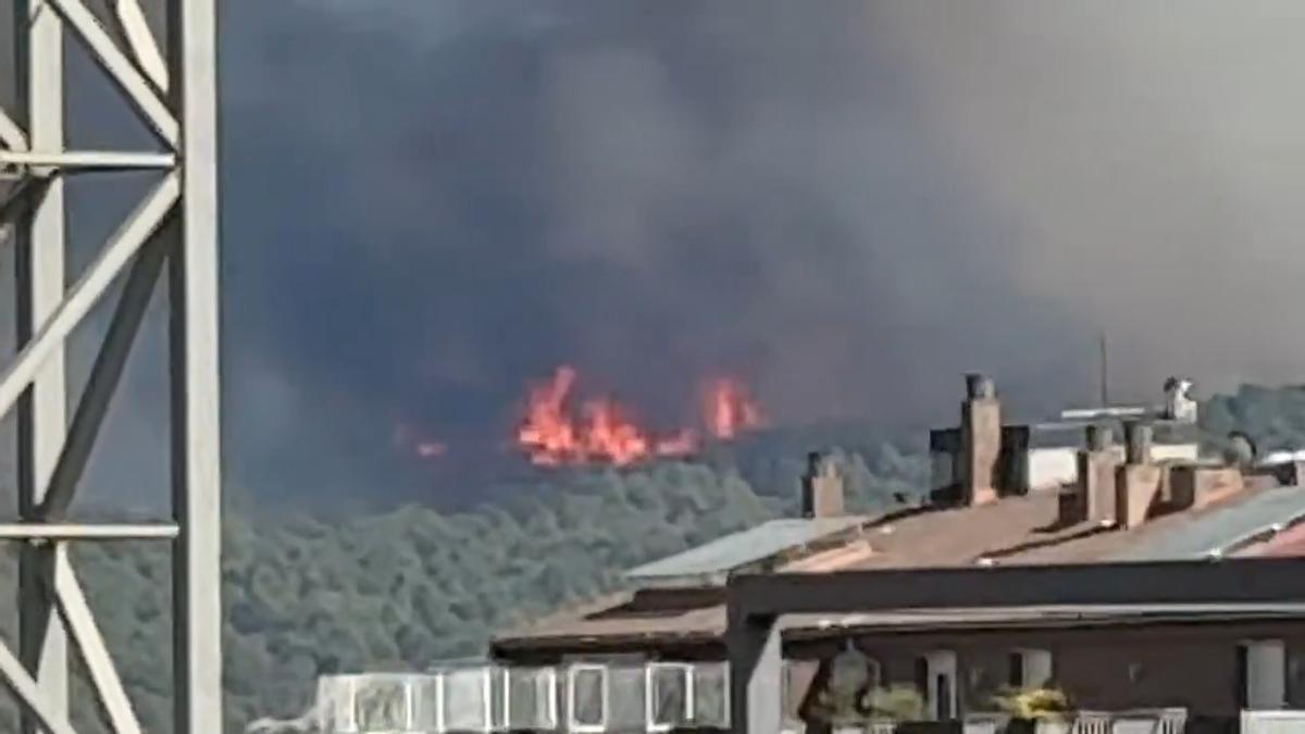 Imatges de les flames de l'incendi de Carme des d'Igualada