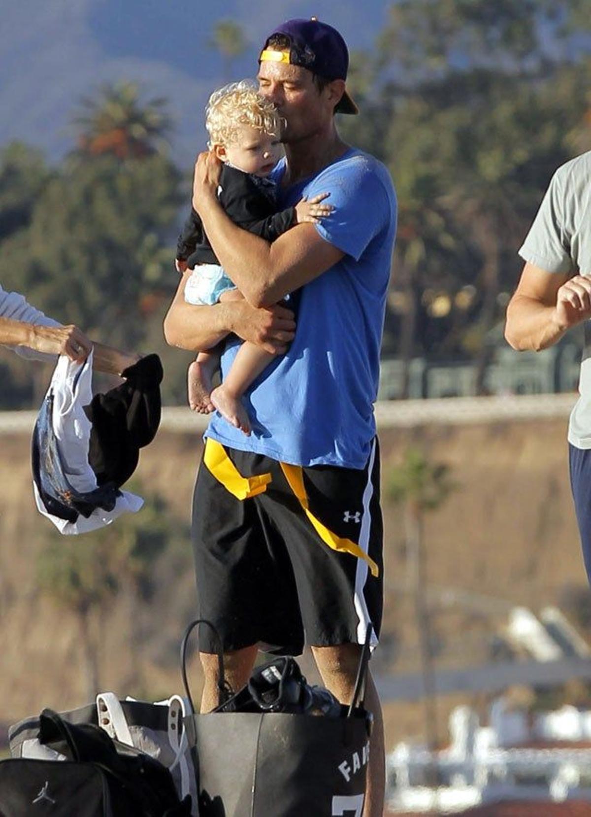 Josh Duhamel le da un tierno beso a su hijo Axl