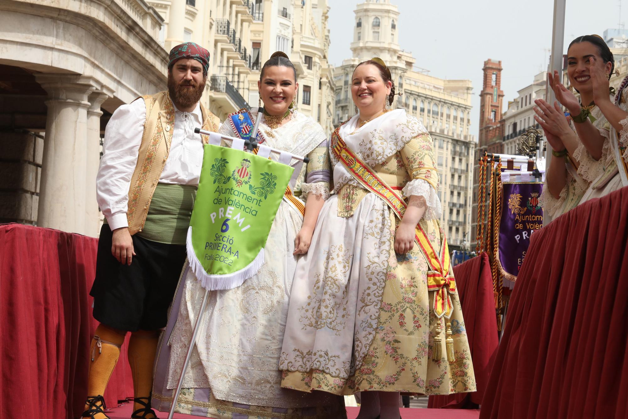 Carmen, la corte y falleras ilustres en la entrega de premios de las Fallas 2022