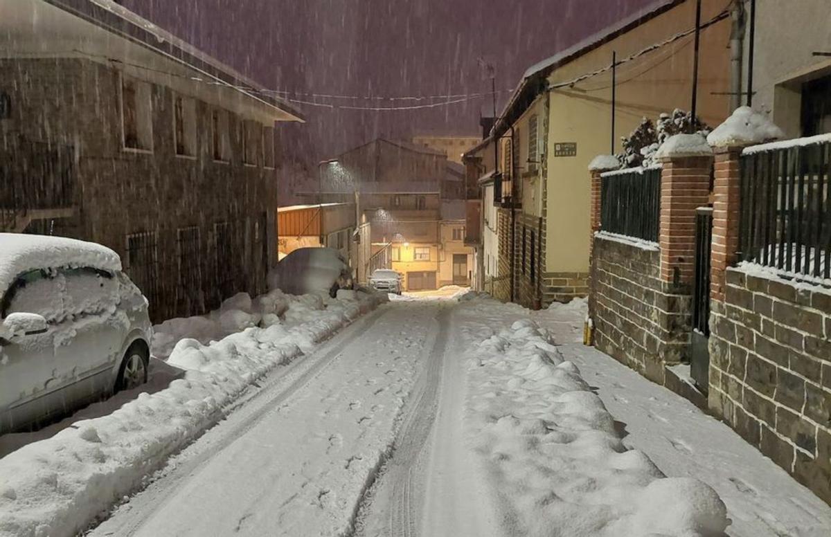 Nieve acumulada en las calles de Sabiñánigo, ayer. | TOMÁS GALINDO