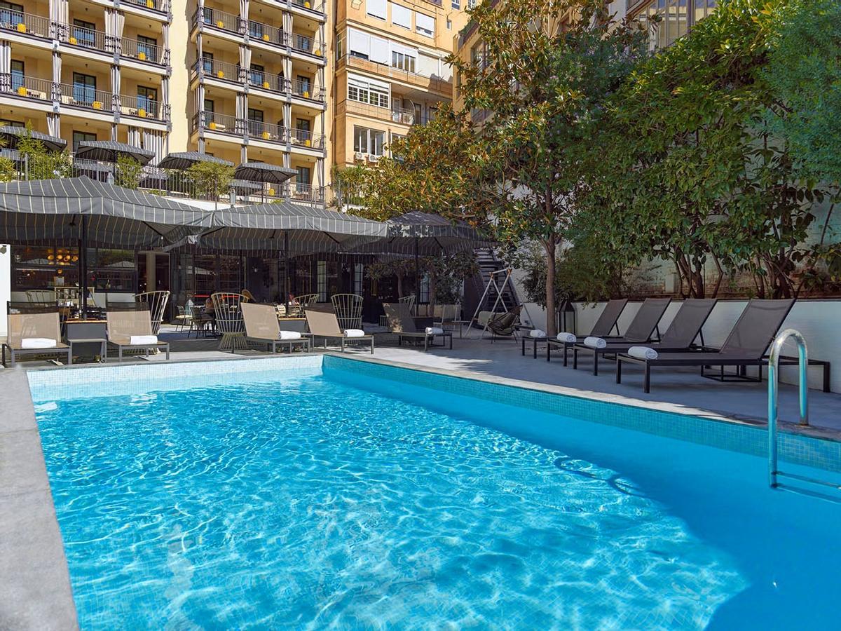 Piscina en el interior de illa del H10 Metropolitan, en rambla Catalunya.