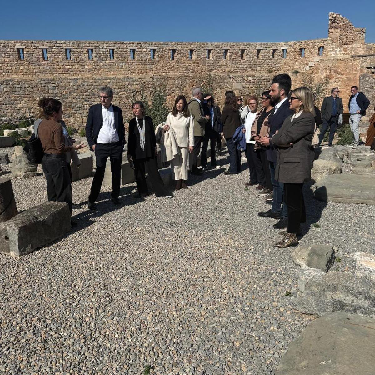 Un momento de la visita de las autoridades al Castillo de Sagunt.