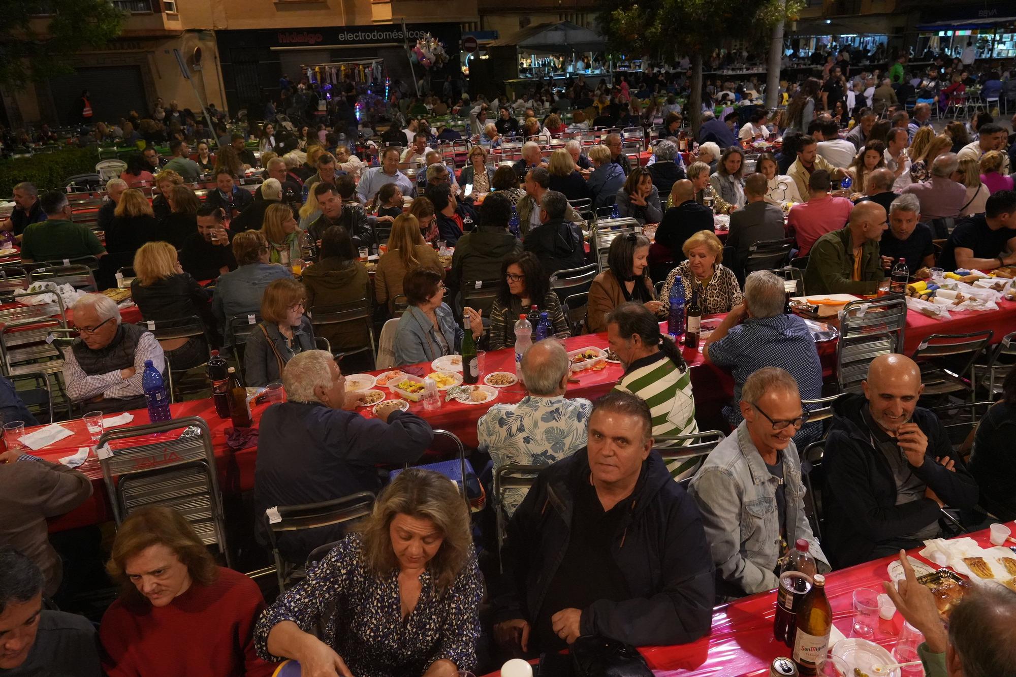 Búscate en la galería de fotos del 'sopar de pa i porta' de las fiestas de Almassora