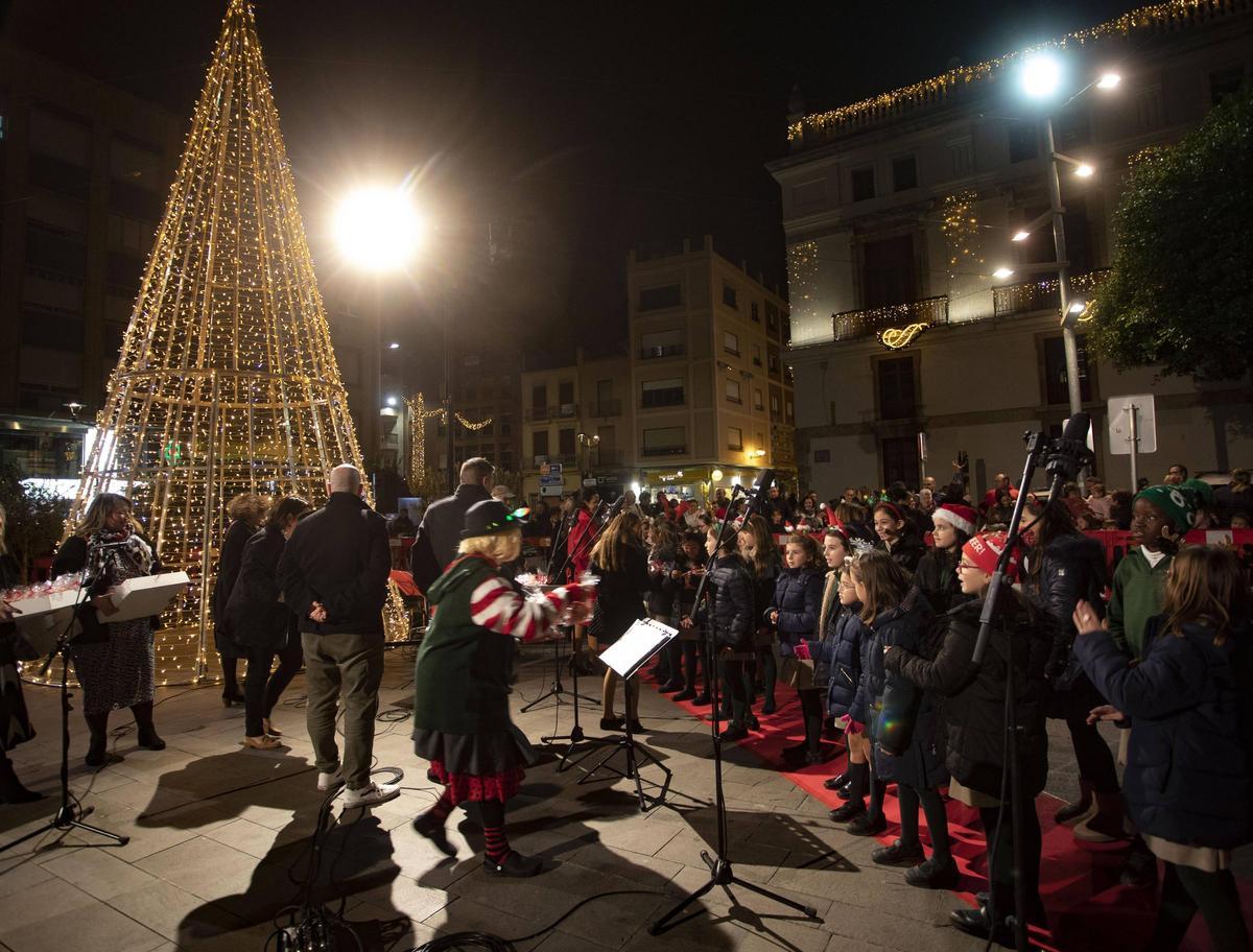 El encendido de luces que organiza la concejalía de Comercio y Mercados estuvo amenizado por el coro infantil del colegio Sant Vicent Ferrer.