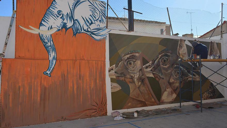 Uno de los murales elaborados esta semana por los artistas de la Compañía de Mario en el CEIP Ortega y Rubio de Puebla de Mula.