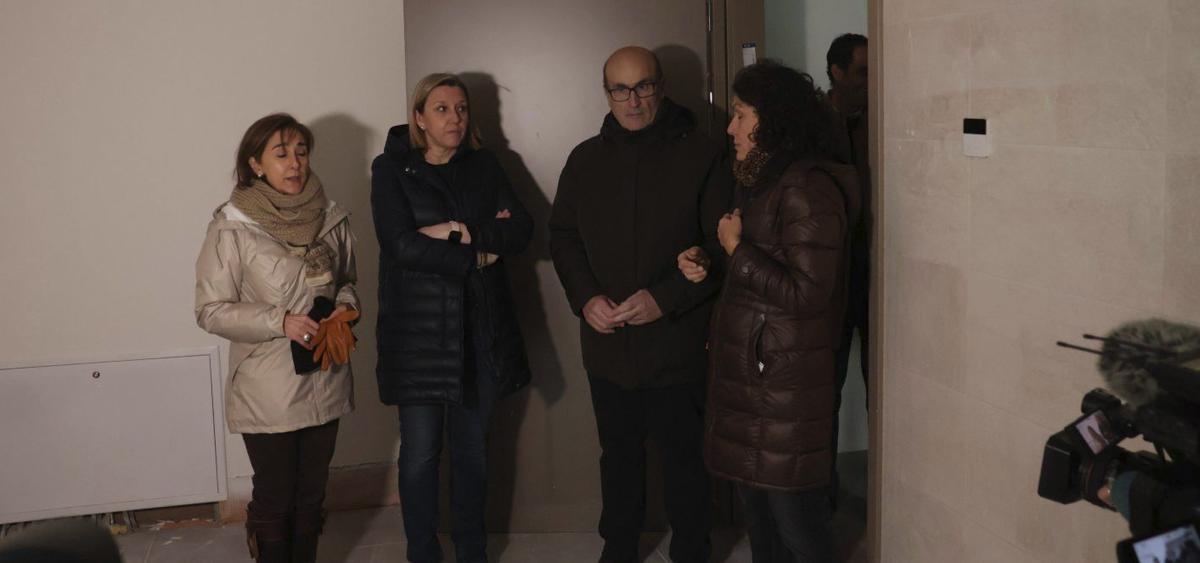 Isabel Blanco y Fernando Prada, en el centro, atentos a las explicaciones sobre el avance de las obras. | VÍCTOR GARRIDO