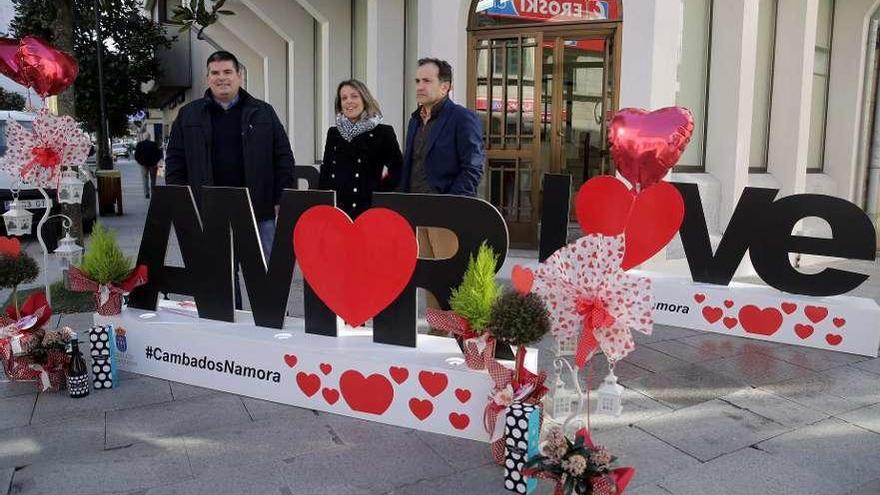 Desde la izquierda, Xurxo Charlín, María Piñeiro, de Cambados Zona Centro, y Juan Rey, ayer. // Noé Parga