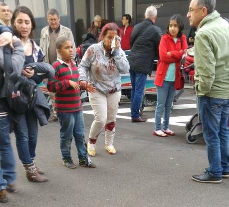 Pasajeros heridos tratan de salir del aeropuerto.