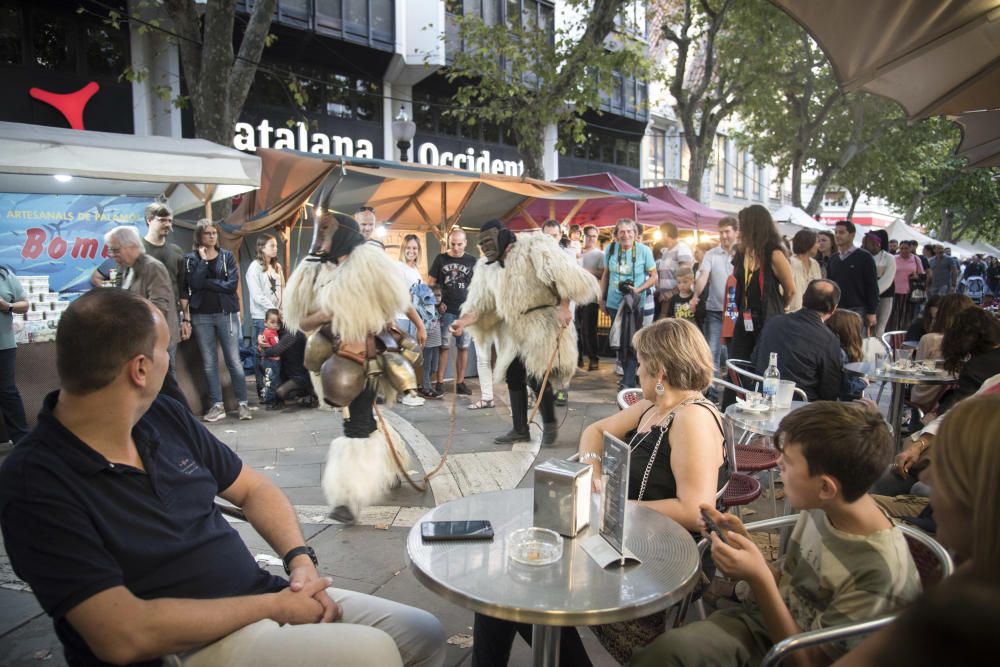 La Mediterrània esclata en un dissabte d''espectacles originals i molta gent al carrer