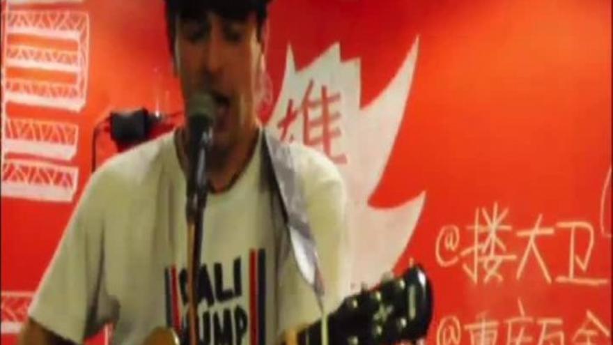 Un médico español triunfa en China cantando en mandarín