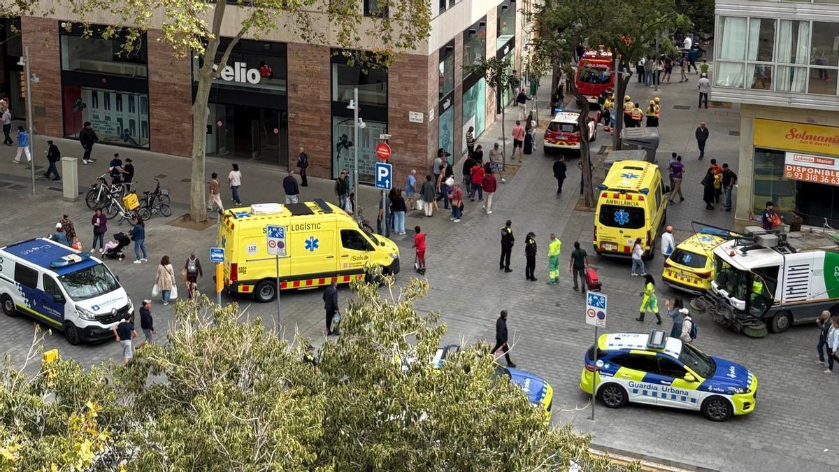 Incendio en el número 63 de la calle Riera Alta, en el barrio del Raval de Barcelona