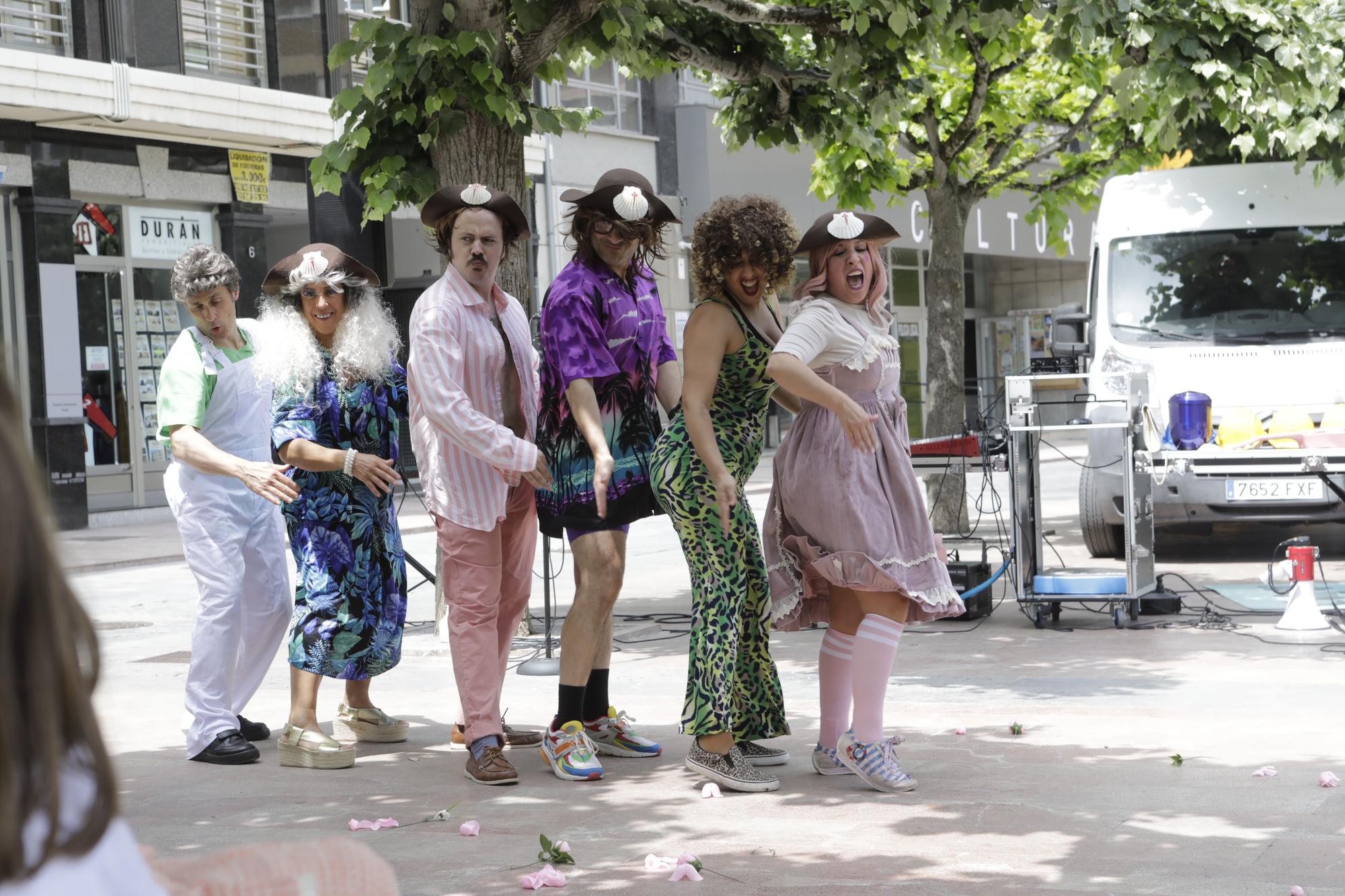 EN IMÁGENES: Espectáculo teatral en las calles de Pola de Lena