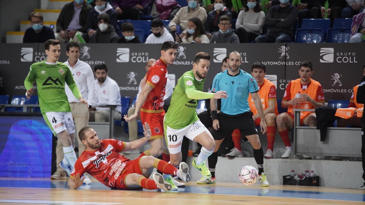 Solano trata de frenar a Marlon durante el partido en Son Moix.