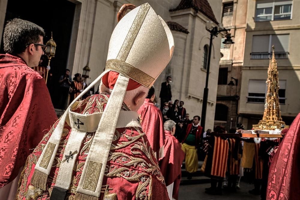 La procesión de la reliquia es uno de los actos que más agradan a los alcoyanos en el día dedicado al patrón San Jorge.