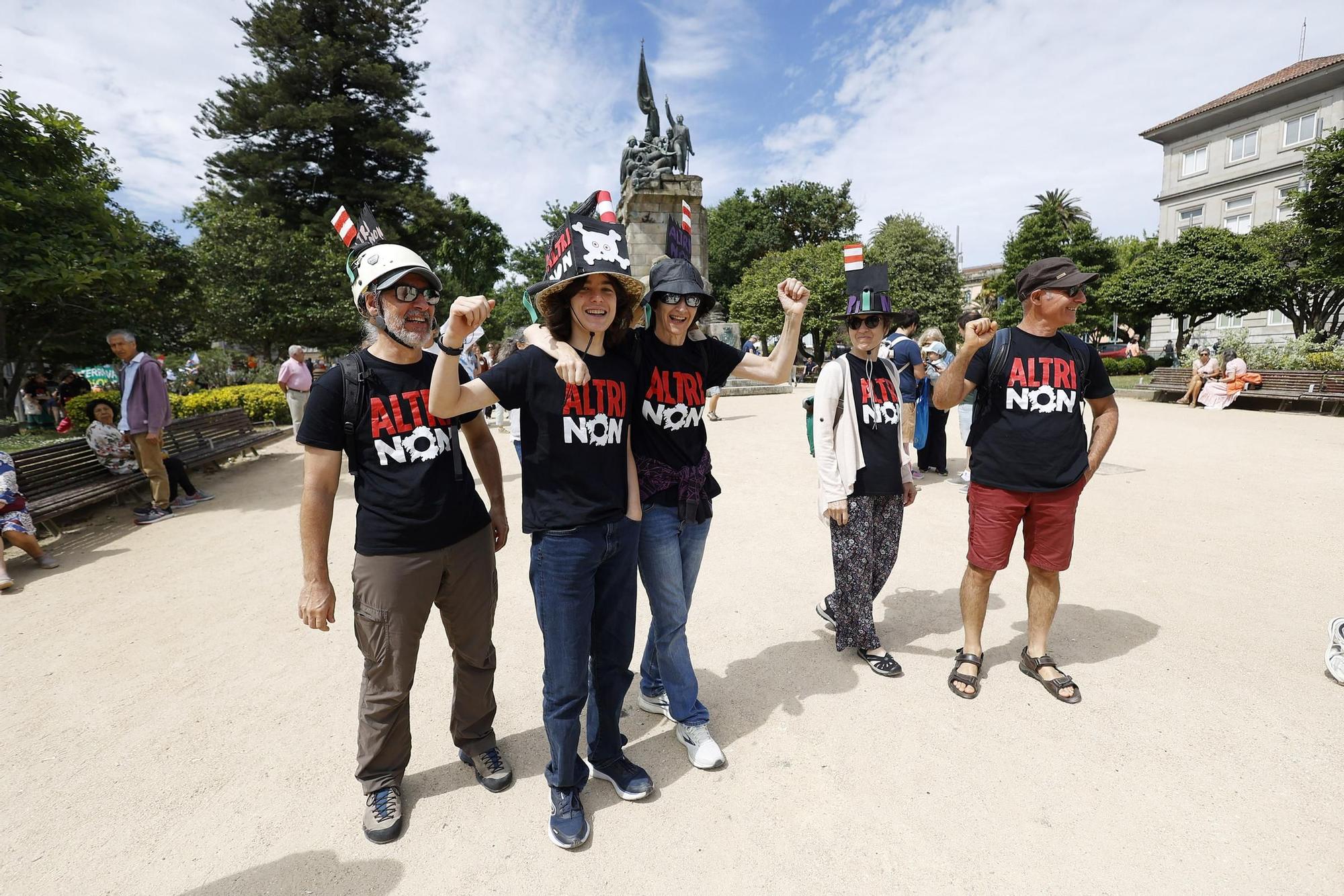 Miles de gallegos marchan de Pontevedra hasta Lourizán en protesta por las celulosas de Ence y Altri