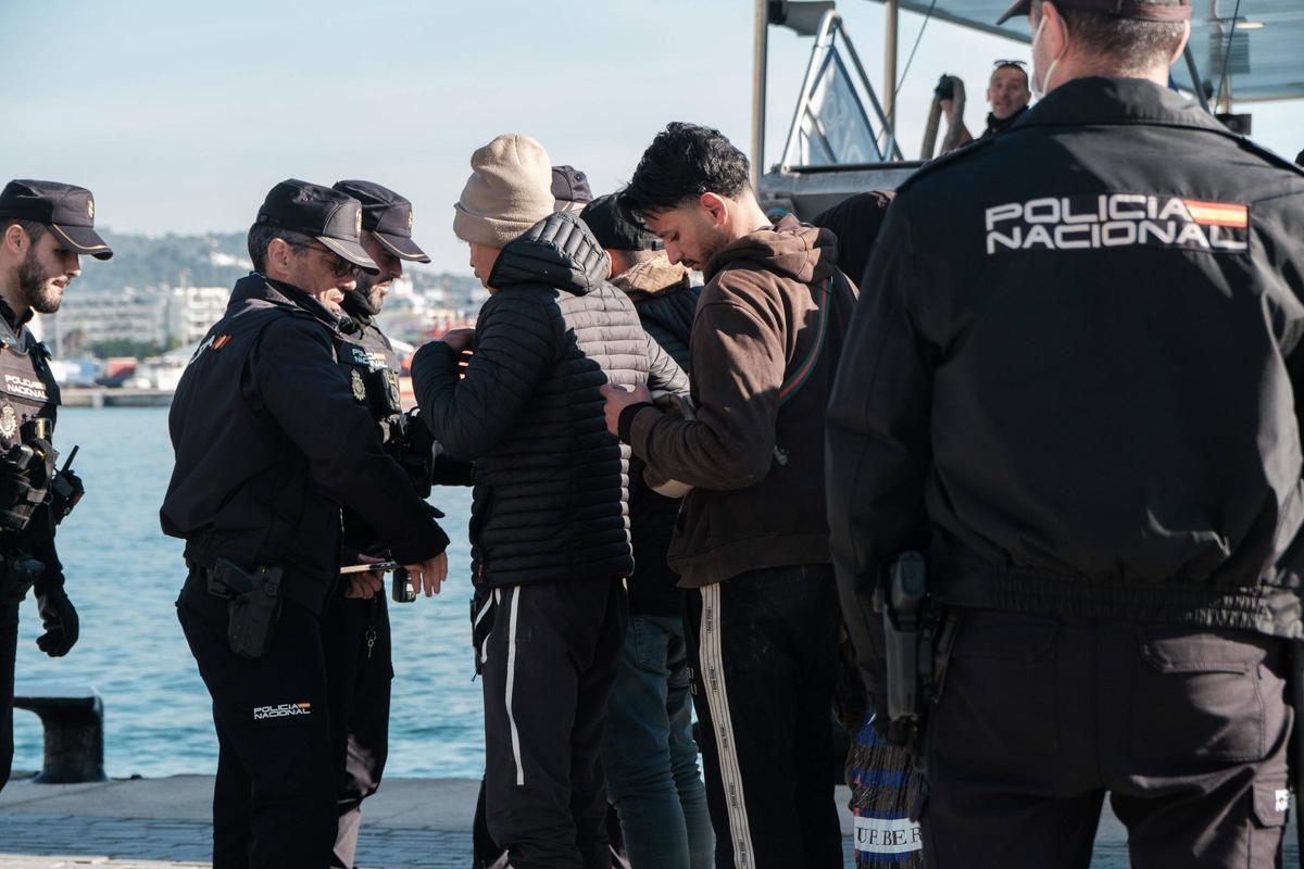 Migrantes llegados a Formentera en patera son trasladados a Ibiza