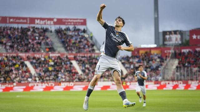 1. Jon Martín, celebrant el gol que va deixar glaçat l’estadi; 2. Joel Roca pugna per la pilota. 3. Míchel Sánchez donant instruccions; 4. Stuani, eufòric, després de fer l’empat i mantenirel Girona amb vida. | DAVID BORRAT/EFE