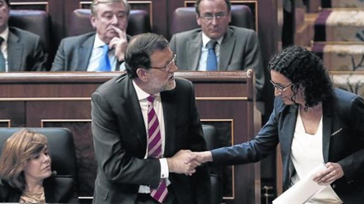 Marta Rovira saluda a Mariano Rajoy antes de subir al estrado.