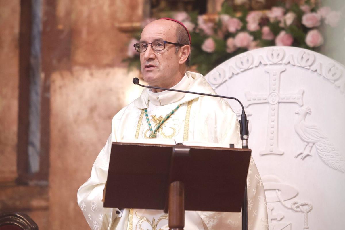 El obispo de Córdoba, Jesús Fernández, durante un oficio religioso.