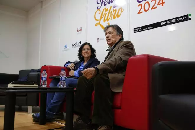 Luis Landero abarrota la carpa de la Feria del Libro de Cáceres