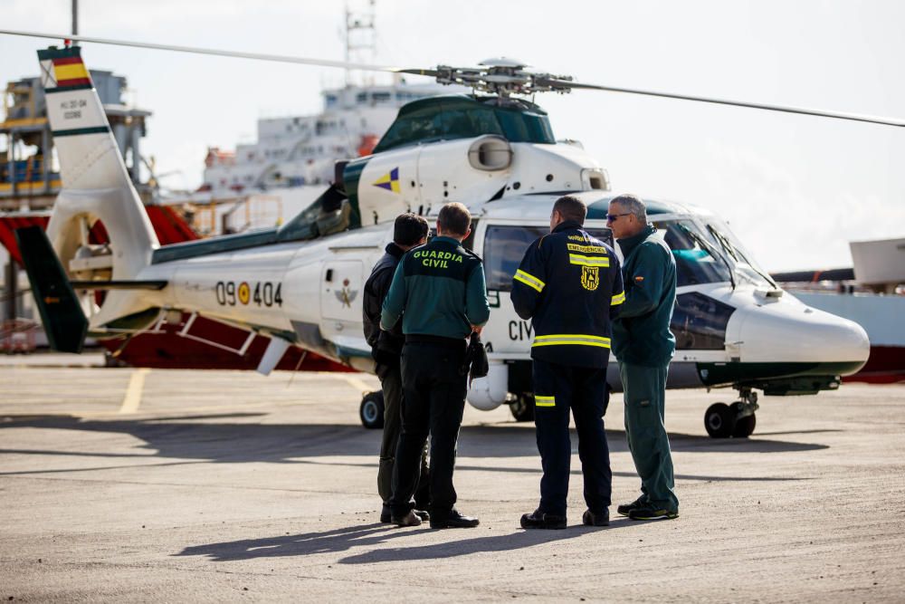 El helicóptero Dauphin colabora con la búsqueda del joven desaparecido en Ibiza