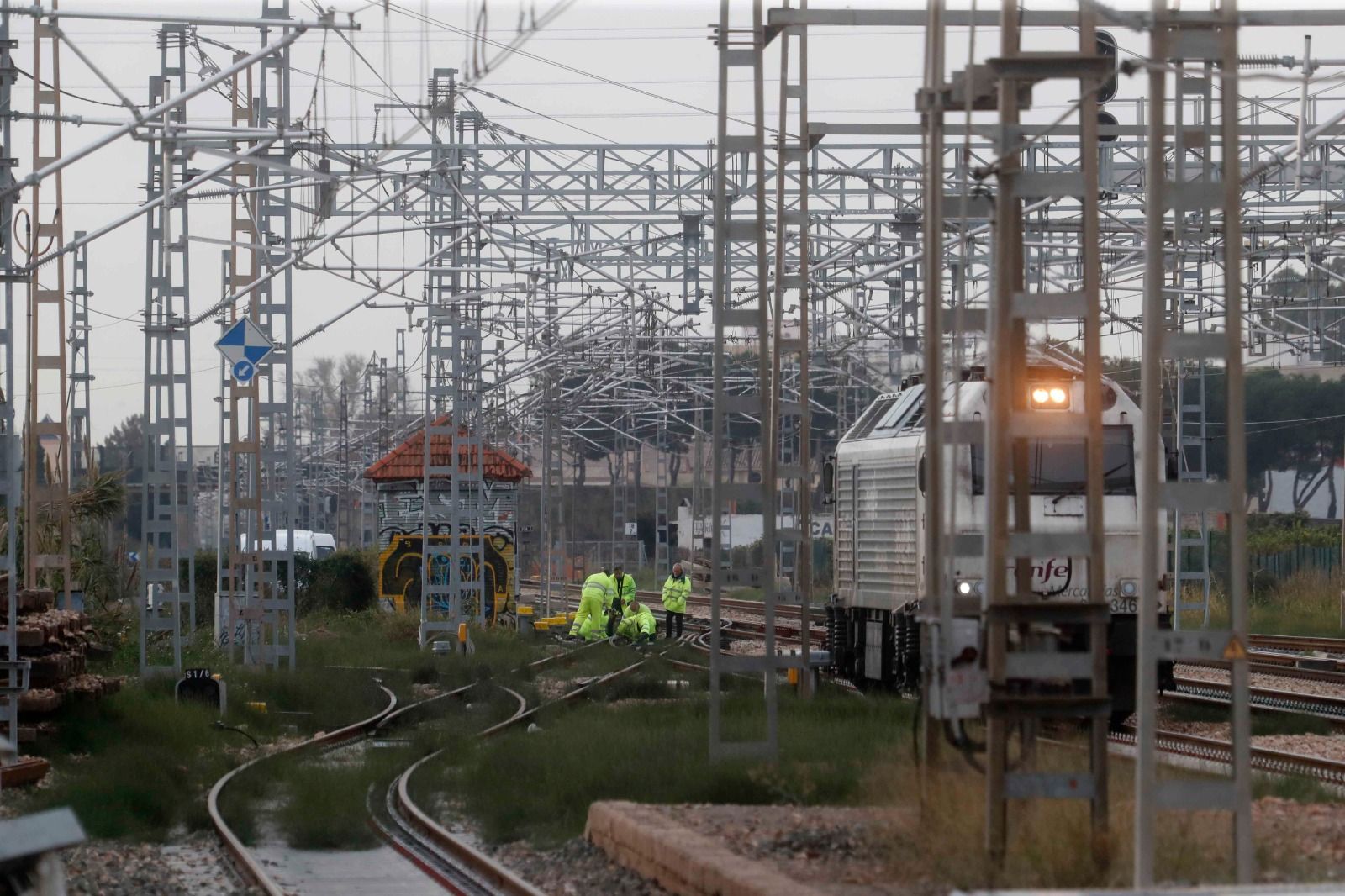 El robo de mil metros de cable provoca un incendio y corta la línea ferroviaria València-Castelló