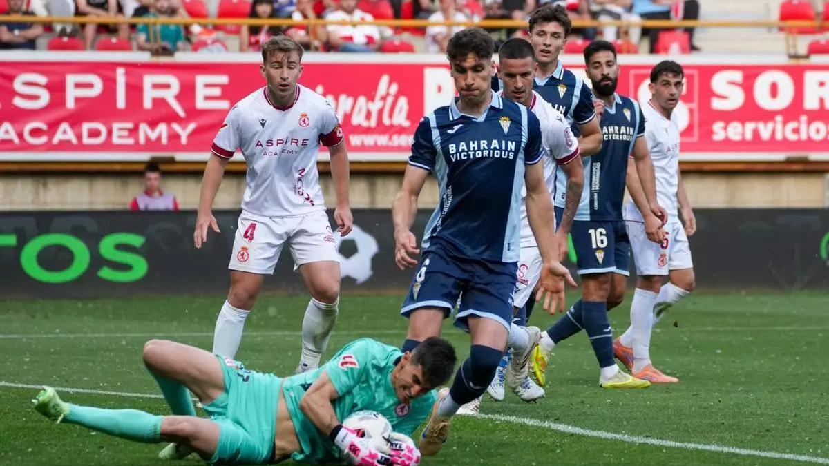 Lance del encuentro entre la Cultural y el Córdoba CF en el Reino de León.