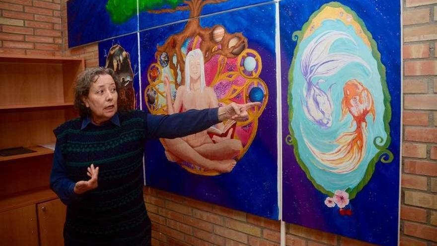Carmina Aguado, directora del IES A Xunqueira 1, muestra el inspirador mural de mediación. // Rafa Vázquez