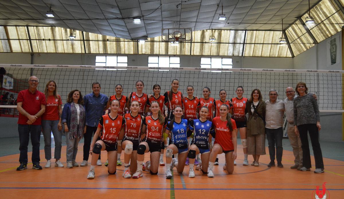 Las campeonas del AHORA Vóley Xàtiva, con las autoridades.