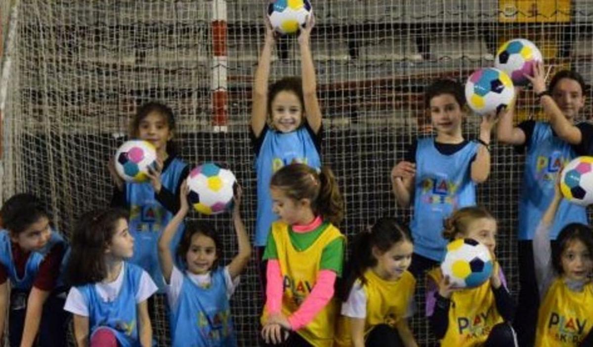 Imagen de una de las pasadas ediciones del programa Disney Playmakers de la RFCYLF. | FCYLF