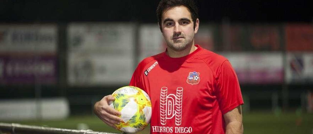 El centrocampista del Estradense, ayer, en el entrenamiento de su equipo. // Bernabé/Cris M.V.