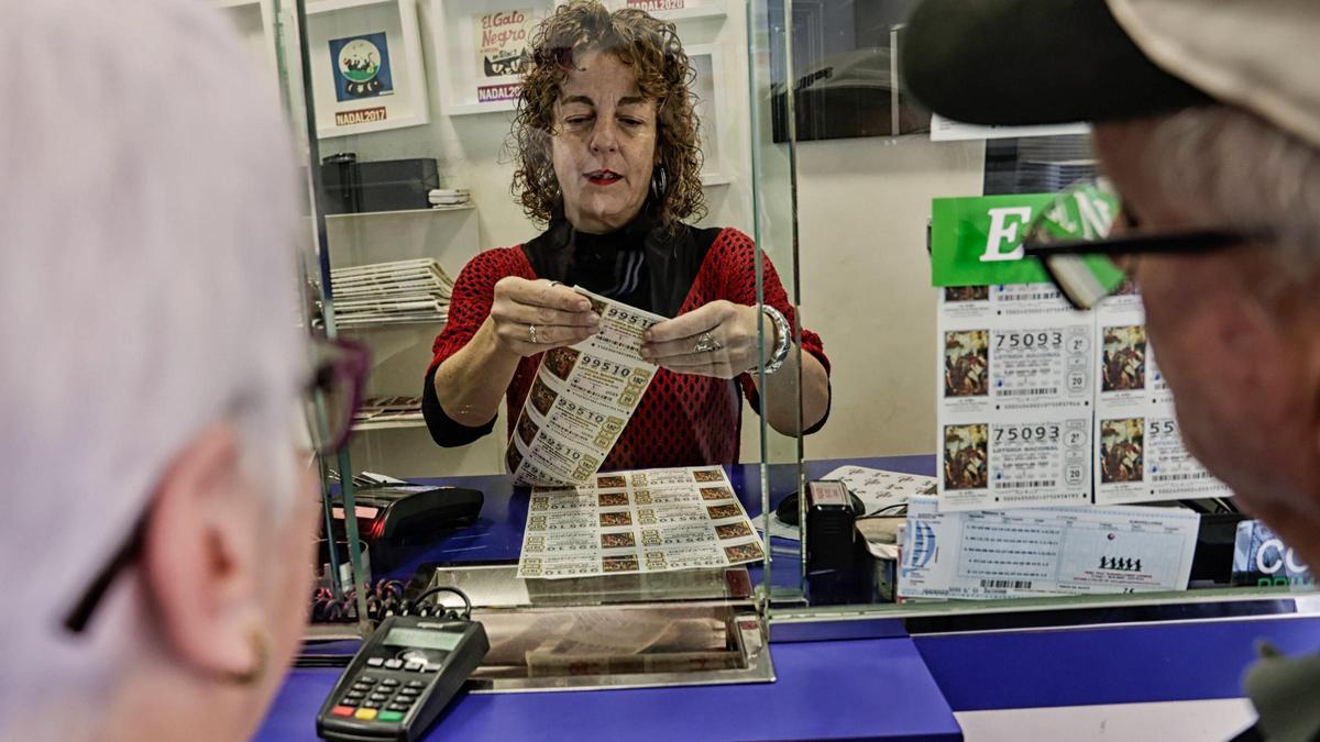 Personas comprando décimos de Lotería de Navidad del 2023, en Barcelona.