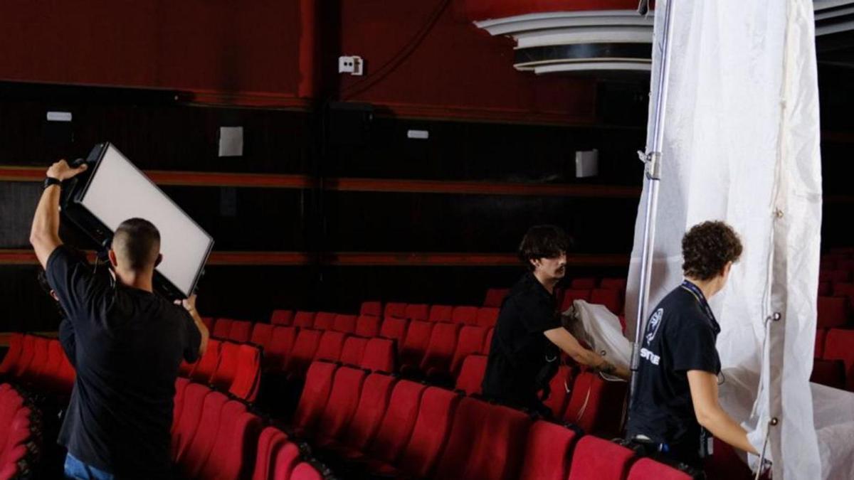 Carlos Sever Alonso, en el centro, preparando el set del videoclip que ha ganado en el Festival de Berlín.