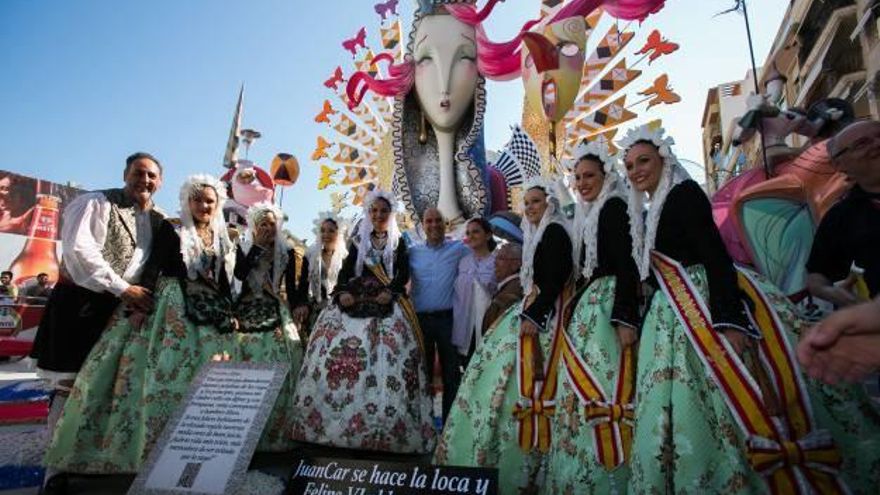 El alcalde, la Bellea del Foc y las Damas con el presidente del distrito y la belleza.