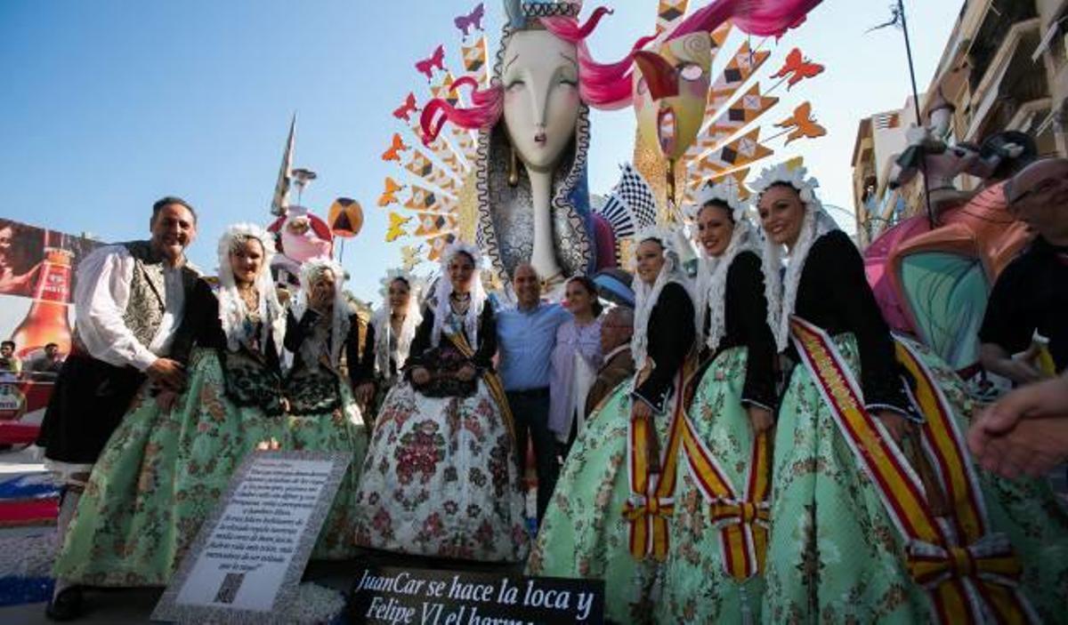 El alcalde, la Bellea del Foc y las Damas con el presidente del distrito y la belleza.