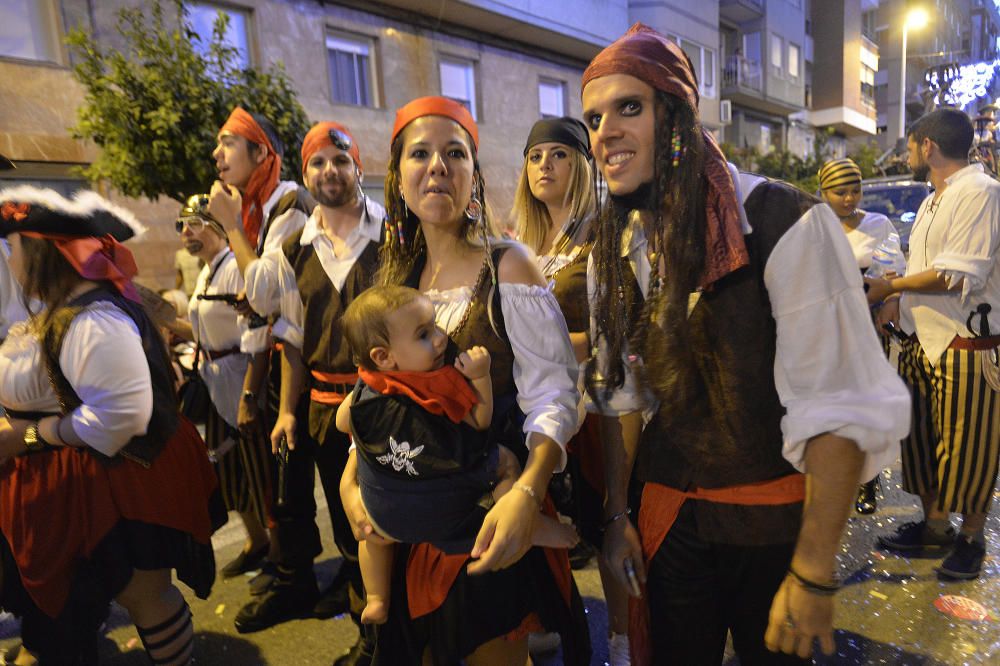 El popular desfile de la Gran Charanga en Elche reúne a más de 4.500 participantes